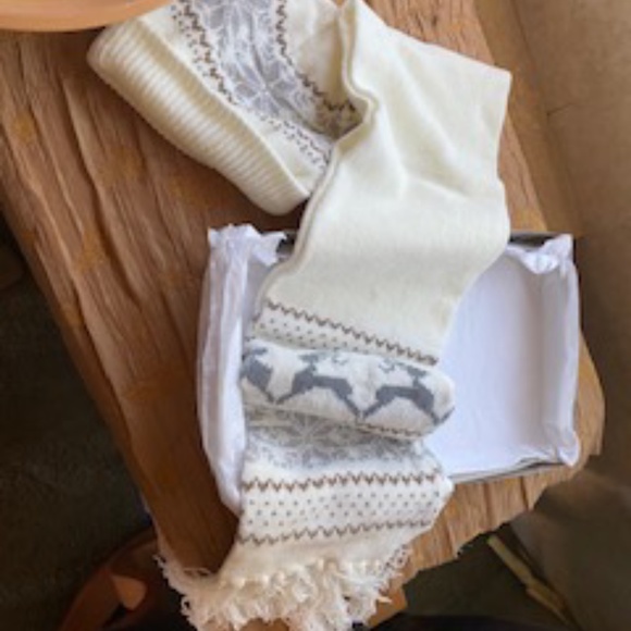 NWOT BEAUTIFUL SOFT SCARF AND BEANIE - Picture 3 of 3